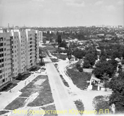 Прикрепленное изображение: 053 Симферополь. ул.Лермонтова. Слева дом № 14. Лето 1982г. (Копировать) (Копировать).jpg